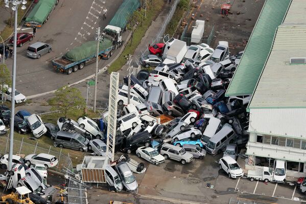 Скопившиеся в кучу автомобили в результате тайфуна Джеби в Японии - Sputnik Абхазия