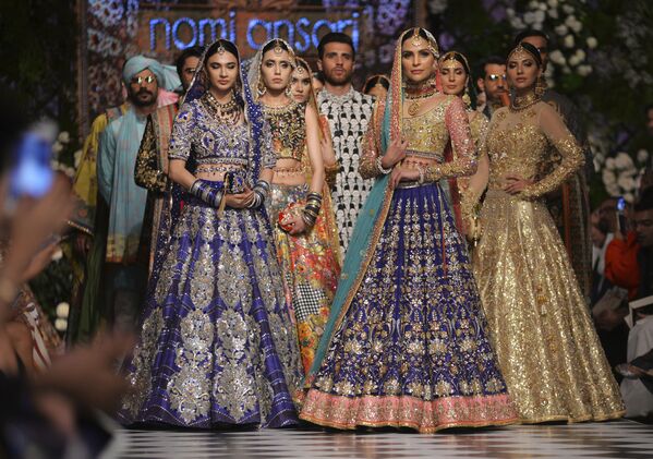 Модели представляют традиционные пакистанские наряды дизайнера Номи Ансари на Неделе моды в Лахоре - Sputnik Абхазия