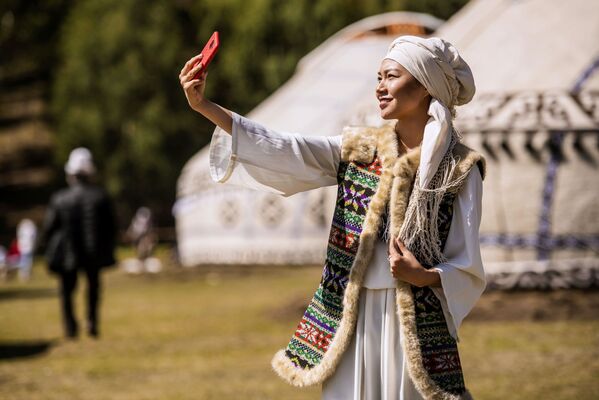 Девушка в национальном костюме на открытии этногородка в рамках III Международных игр кочевников в Киргизии - Sputnik Абхазия