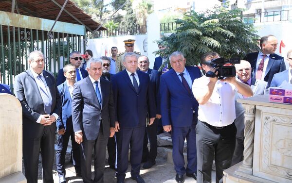 Президент Республики Абхазия Рауль Хаджимба возложил цветы к могиле генерала сирийской армии Уалида Маршан - Sputnik Абхазия