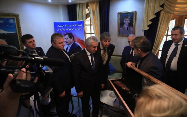 Президент Абхазии во время встречи с семьей Уалида Маршан - Sputnik Абхазия