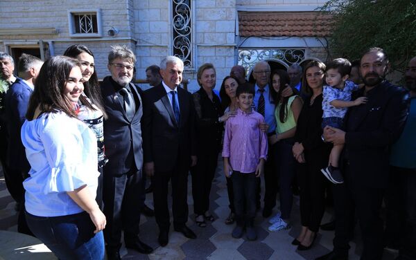 Президент Абхазии во время встречи с семьей Уалида Маршан - Sputnik Абхазия