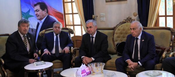 Президент Абхазии во время встречи с семьей Уалида Маршан Президент Абхазии во время встречи с семьей Уалида Маршан - Sputnik Абхазия