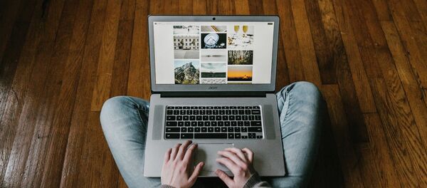 Девушка за компьютером - Sputnik Абхазия