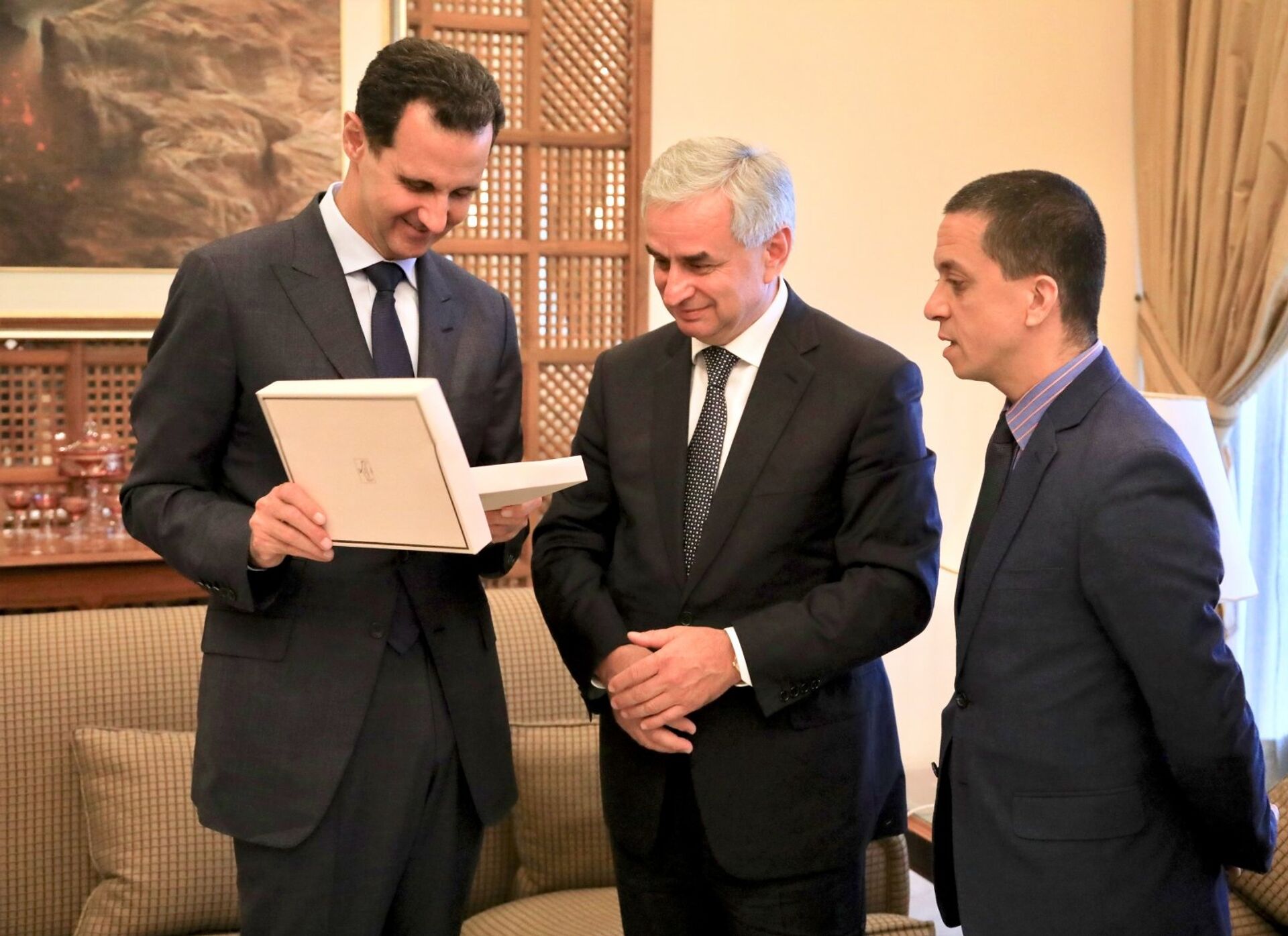 Встреча Президента Республики Абхазия Рауля Хаджимба и Президента Сирийской Арабской Республики Башара Асада в связи с завершением официального визита Президента Абхазии в Сирию Встреча Президента Республики Абхазия Рауля Хаджимба и Президента Сирийской Арабской Республики Башара Асада в связи с завершением официального визита Президента Абхазии в Сирию - Sputnik Абхазия