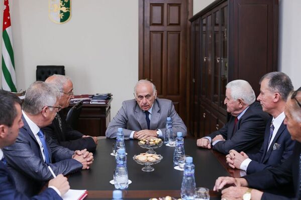 Премьер-министр Абхазии Геннадий Гагулия во время встречи с делегацией Хашимитского  Королевства  Иордании - Sputnik Абхазия