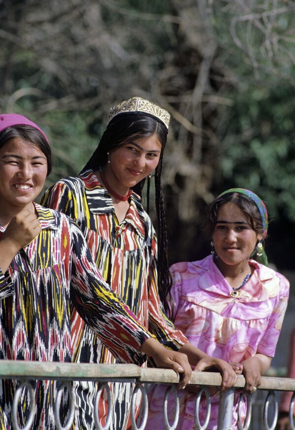 Девушки-таджички в национальных костюмах, жительницы Вахшской долины - Sputnik Абхазия