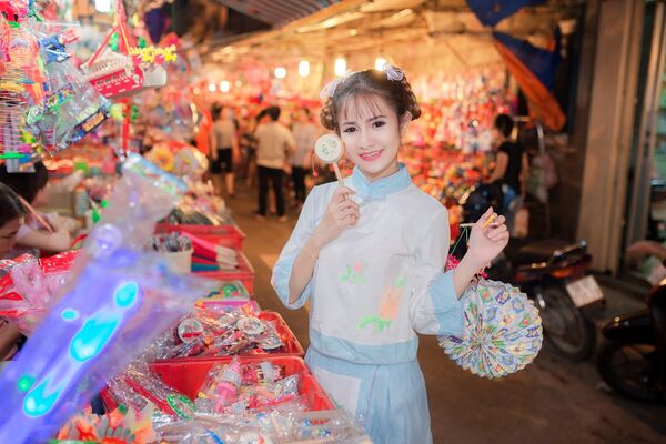 Китайская девушка на рынке - Sputnik Абхазия