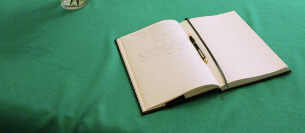 Соболезнования россиян у представительств Польши в России - Sputnik Абхазия