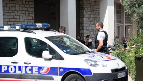 Автомобиль наехал на группу военнослужащих в пригороде Парижа - Sputnik Абхазия