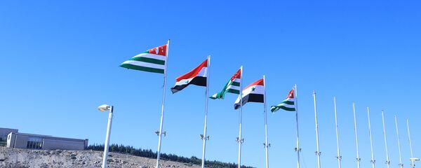 Флаги Сирии и Абхазии Флаги Сирии и Абхазии - Sputnik Абхазия