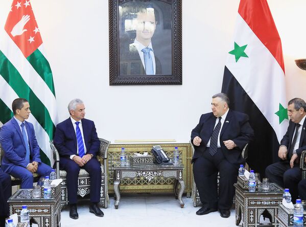 Президент Республики Абхазия Рауль Хаджимба встретился со Спикером Народного Собрания Сирии Хаммудом ас-Сабаг - Sputnik Абхазия