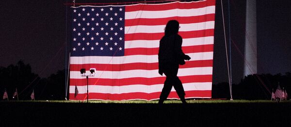 Девушка на фоне флага США Девушка на фоне флага США - Sputnik Абхазия