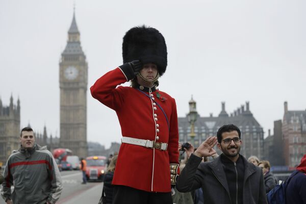 Гвардеец позирует для фото с туристами в Лондоне - Sputnik Абхазия