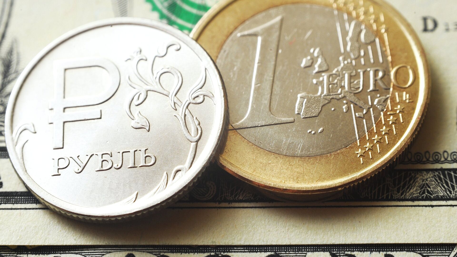 Монеты номиналом один рубль, один евро на банкноте один доллар США. - Sputnik Абхазия, 1920, 13.02.2023