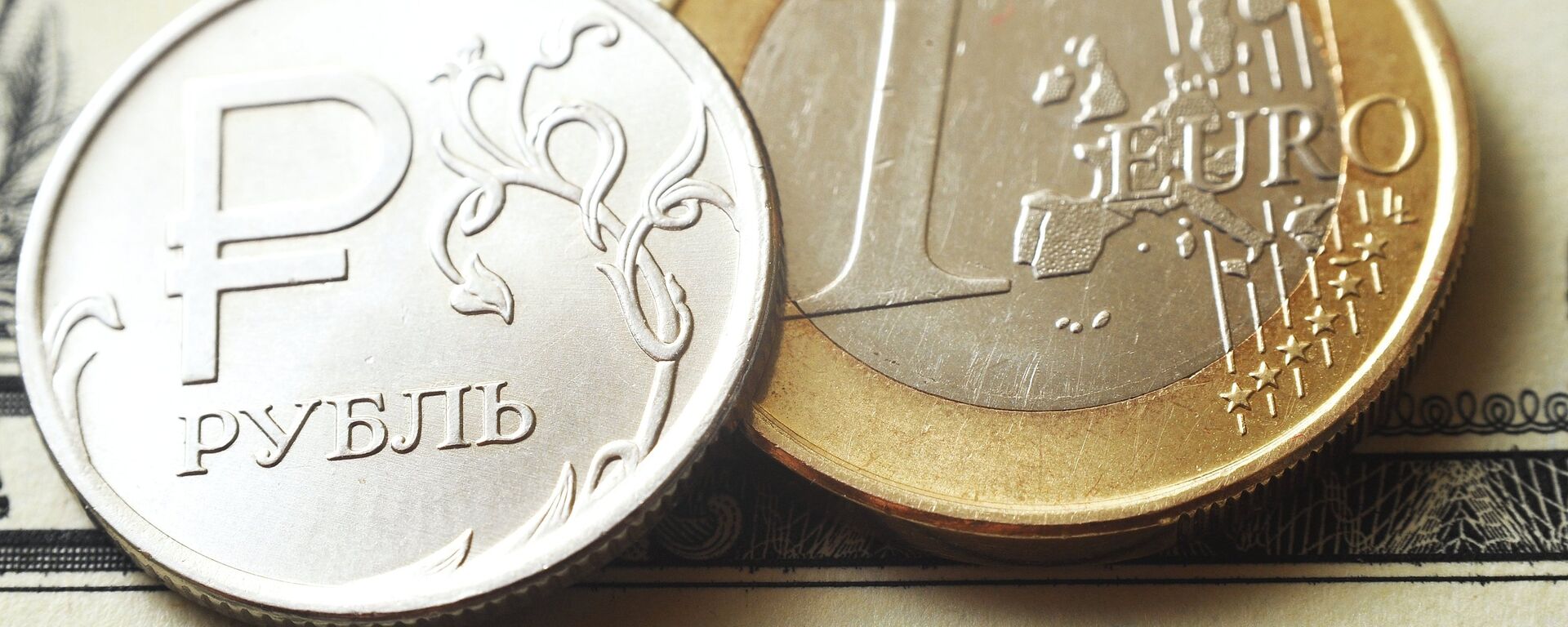 Монеты номиналом один рубль, один евро на банкноте один доллар США. - Sputnik Абхазия, 1920, 05.01.2021