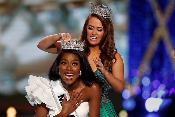 Победительница прошлого года Кара Мунд надевает корону на победительницу Мисс Америка-2019 Ниа Имани - Sputnik Абхазия