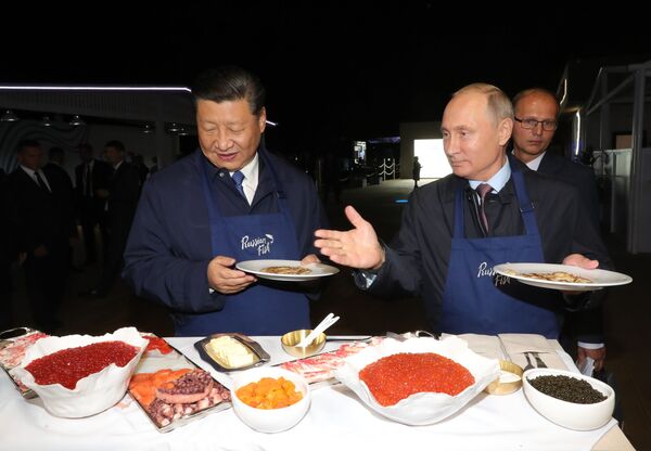 Председатель КНР Си Цзиньпин и президент РФ Владимир Путин во время посещения выставки в рамках ВЭФ во Владивостоке - Sputnik Абхазия