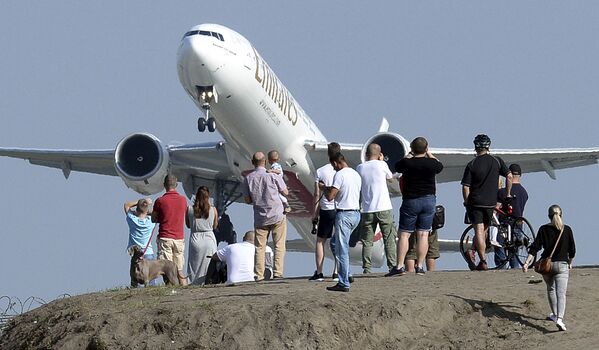 Люди наблюдают, как взлетает самолет у аэропорта имени Фридерика Шопена в Варшаве, Польша - Sputnik Абхазия