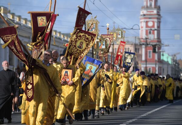 Священнослужители во время крестного хода в честь Дня перенесения мощей святого благоверного князя Александра Невского - Sputnik Абхазия