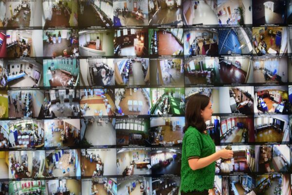 Видеостена из 32 экранов, на которые выведены изображения из помещений избирательных комиссий, в Информационном центре ЦИК России в единый день голосования 9 сентября 2018 года - Sputnik Абхазия