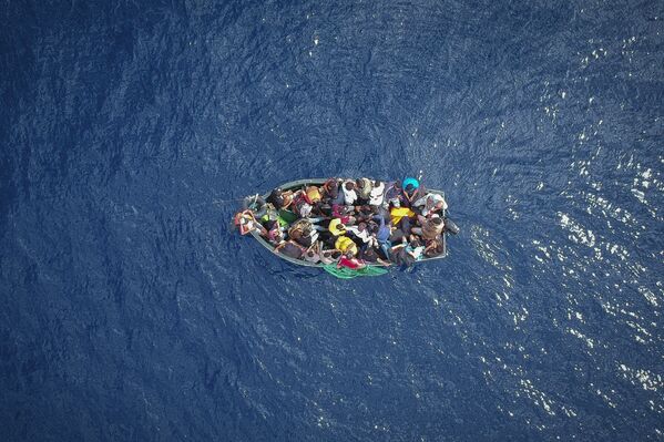 Лодка с мигрантами в Гибралтарском проливе - Sputnik Абхазия