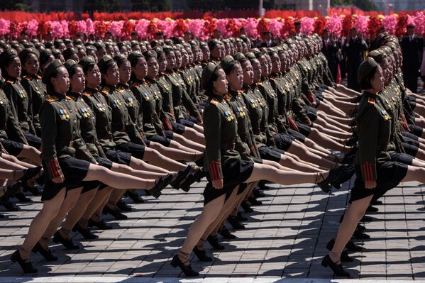 Участники парада в честь дня КНДР в Пхеньяне - Sputnik Абхазия