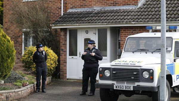 Полицейские у дома, где жил экс-сотрудник ГРУ Сергей Скрипаль в Солсбери, Великобритания - Sputnik Абхазия