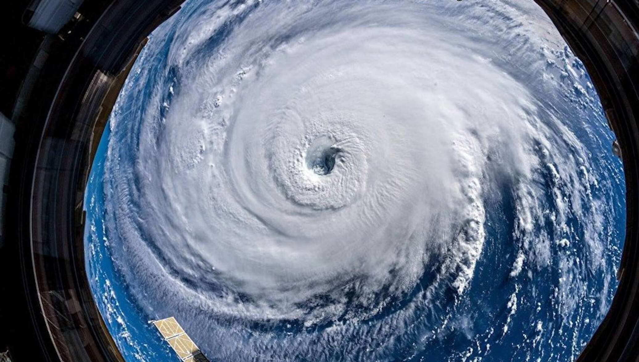 фото циклона из космоса