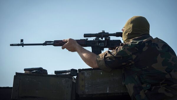 Ополченец батальона Русь отрабатывает навыки снайперской стрельбы на полигоне под Донецком - Sputnik Абхазия