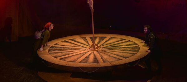 Спектакль по пьесе немецкого поэта и драматурга Бертольта Брехта Кавказский меловой круг Спектакль по пьесе немецкого поэта и драматурга Бертольта Брехта Кавказский меловой круг - Sputnik Абхазия