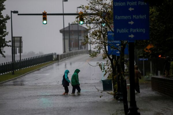 Люди на улице во время подтопления, вызванного ураганом Флоренс в городе Нью-Берн, США - Sputnik Абхазия