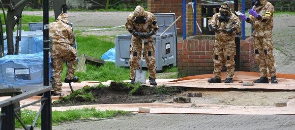 Британские эксперты в Солсбери рядом с местом, где был найден Сергей Скрипаль и его дочь - Sputnik Аҧсны