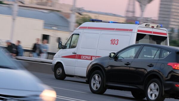 Автомобиль скорой помощи едет по дороге - Sputnik Абхазия