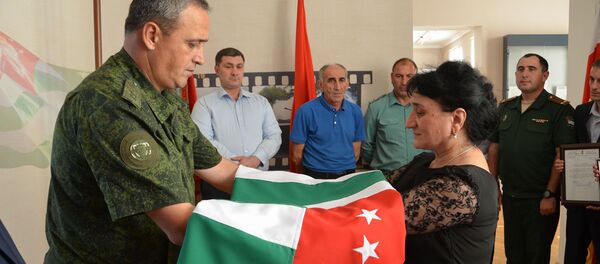 Дубликат Знамени Победы передан на хранение в музей Боевой Cлавы Абхазии Дубликат Знамени Победы передан на хранение в музей Боевой Cлавы Абхазии - Sputnik Абхазия