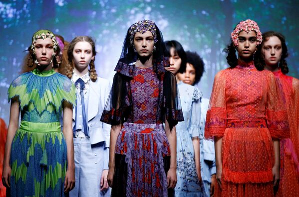 Модели представляют коллекцию дизайнера Бора Аксу на Неделе моды в Лондоне - Sputnik Абхазия