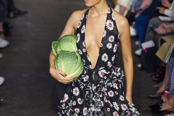 Модель во время показа дизайнера Молли Годдард на Лондонской Неделе моды - Sputnik Абхазия
