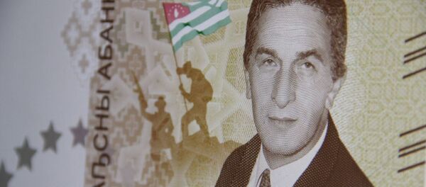 Выпуск в обращение памятной банкноты «Владислав Арӡынба» Выпуск в обращение памятной банкноты «Владислав Арӡынба» - Sputnik Абхазия