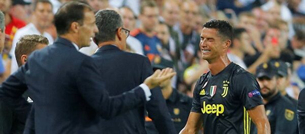 Нападающий Ювентуса Криштиану Роналду покидает поле после первого удаления в Лиге чемпионов Нападающий Ювентуса Криштиану Роналду покидает поле после первого удаления в Лиге чемпионов - Sputnik Абхазия