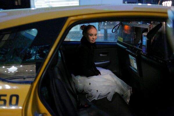 Австралийская модель Мадлен Стюарт в такси во время Недели моды в Нью-Йорке, США - Sputnik Абхазия