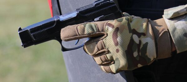 Сотрудники правоохранительных органов с пистолетом Ярыгина «Грач» Сотрудники правоохранительных органов с пистолетом Ярыгина «Грач» - Sputnik Абхазия