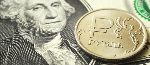 Монета номиналом один рубль на банкноте один доллар США Монета номиналом один рубль на банкноте один доллар США - Sputnik Абхазия