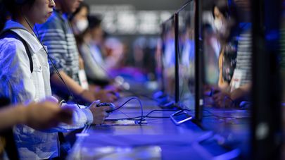 Посетители играют в видеоигры на Tokyo Game Show в Японии