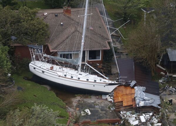 Парусник обрушился в результате урагана Флоренс на дом и гараж в Нью-Берне, США - Sputnik Абхазия