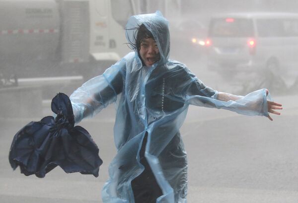 Женщина под проливным дождем, вызванным тайфуном Мангхут, Китай - Sputnik Абхазия