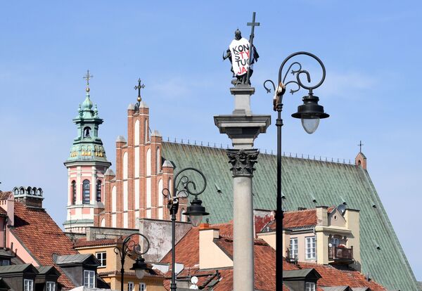 Статуя польского короля Сигизмунда III в Варшаве, покрытая противниками судебной реформы ризой с надписью Конституция - Sputnik Абхазия