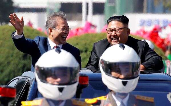 Президент Южной Корей Мун Чжэ Ин и лидер КНДР Ким Чен Ын во время следования кортежа автомобилей по Пхеньяну - Sputnik Абхазия