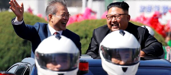 Президент Южной Корей Мун Чжэ Ин и лидер КНДР Ким Чен Ын во время следования кортежа автомобилей по Пхеньяну Президент Южной Корей Мун Чжэ Ин и лидер КНДР Ким Чен Ын во время следования кортежа автомобилей по Пхеньяну - Sputnik Абхазия