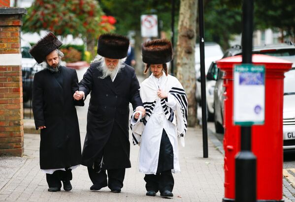 Ортодоксальные евреи в лондонском районе Стэмфорд Хилл во время праздника Йом-Киппур - Sputnik Абхазия