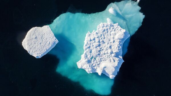 Дрейфующий во фьорде айсберг, Гренландия - Sputnik Абхазия